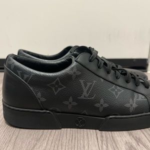 LOUIS VUITTON Authentic LEATHER SNEAKERS